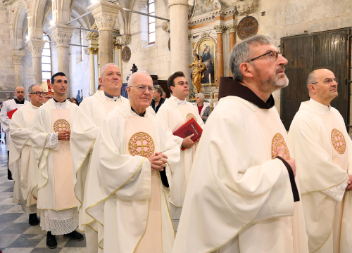 Fotografija 5 - Održana misa posvete ulja u katedrali sv. Jakova