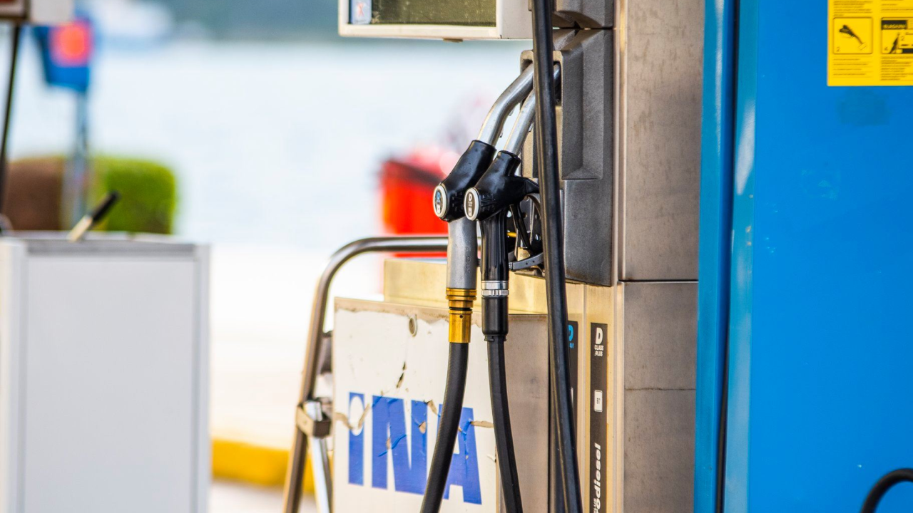 Lopov u Rogoznici iz rezervoara tri teretna vozila uspio izvući 190 litara goriva