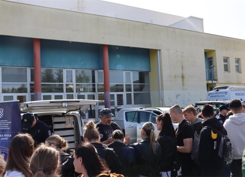 Fotografija 4 - Održana kampanja 'Budi zakon': Policajci predstavili svoje zanimanje učenicima i građanima