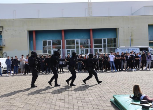 Fotografija 5 - Održana kampanja 'Budi zakon': Policajci predstavili svoje zanimanje učenicima i građanima