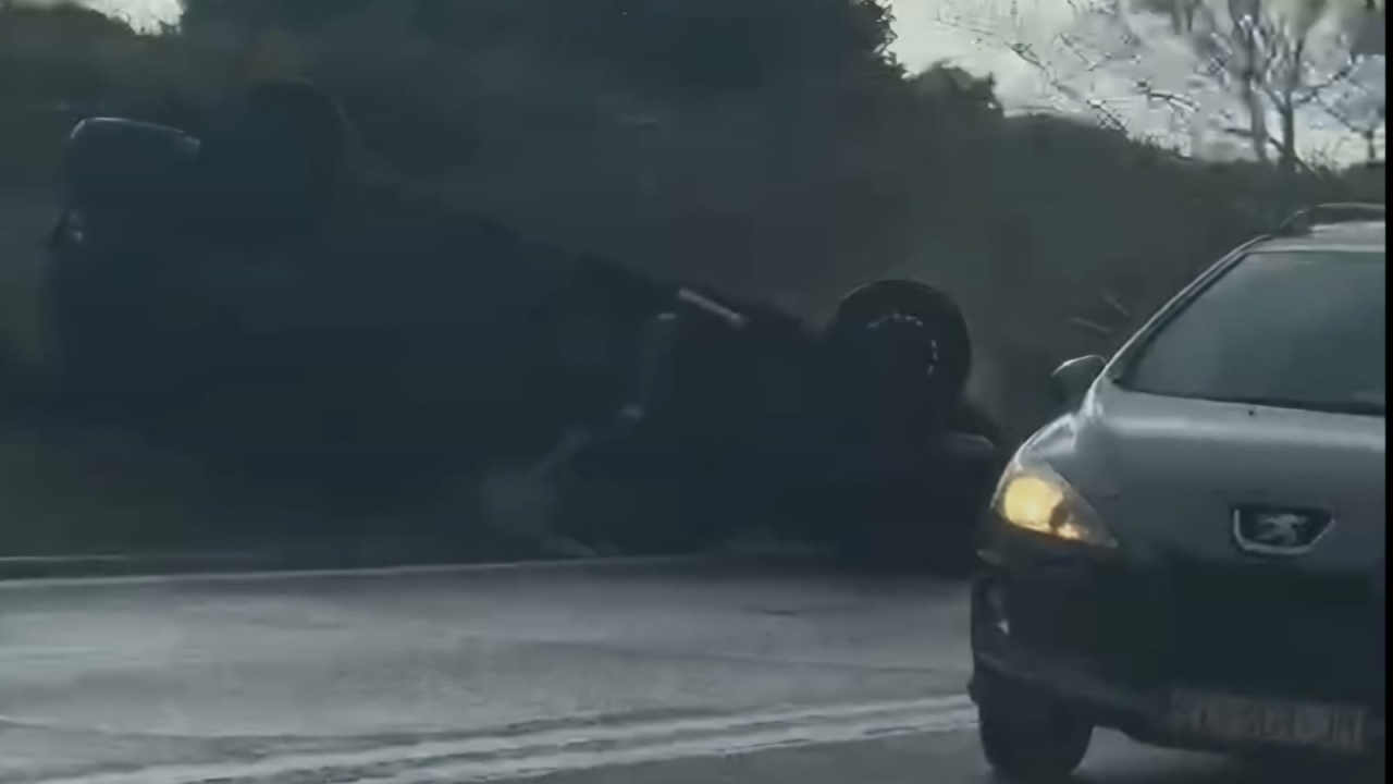 Na šibenskoj obilaznici automobil se okrenuo na krov. Jedna osoba prevezena u bolnicu