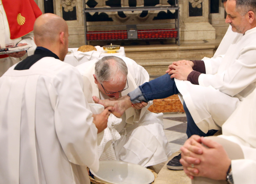U katedrali održan obred pranja nogu dvanestorici vjernika