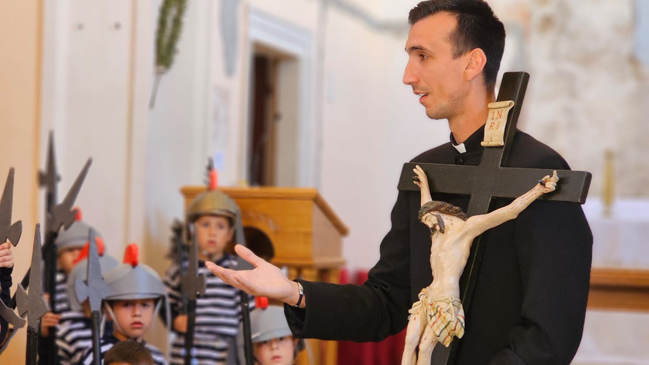 Male Žudije u crkvi Velike Gospe: Mališani iz tribunjske Masline sudjelovali u običaju čuvanja Isusova groba