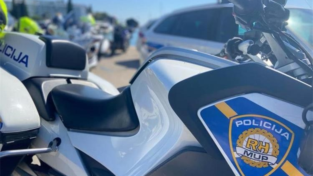 Bez kacige i s neprilagođenom brzinom: Teško ozlijeđen motociklist u Murteru prevezen u splitsku bolnicu