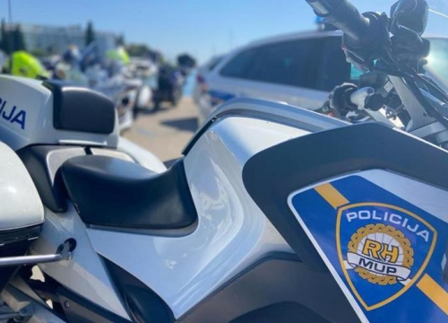 Bez kacige i s neprilagođenom brzinom: Teško ozlijeđen motociklist u Murteru prevezen u splitsku bolnicu