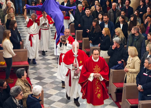 Fotografija 12 - Obredi Velikog petka u Šibeniku: Održana tradicionalna procesija i molitva u katedrali
