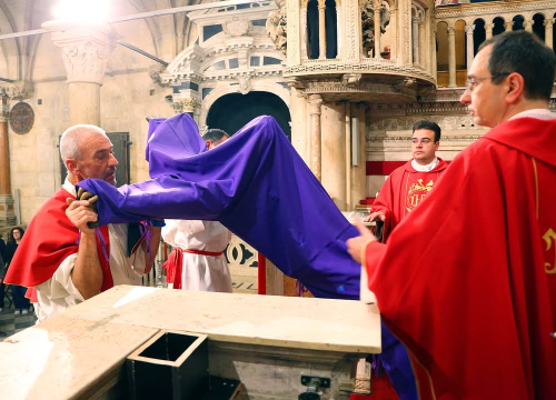 Fotografija 11 - Obredi Velikog petka u Šibeniku: Održana tradicionalna procesija i molitva u katedrali