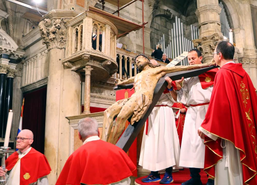 Fotografija 10 - Obredi Velikog petka u Šibeniku: Održana tradicionalna procesija i molitva u katedrali