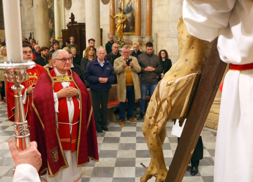 Fotografija 9 - Obredi Velikog petka u Šibeniku: Održana tradicionalna procesija i molitva u katedrali