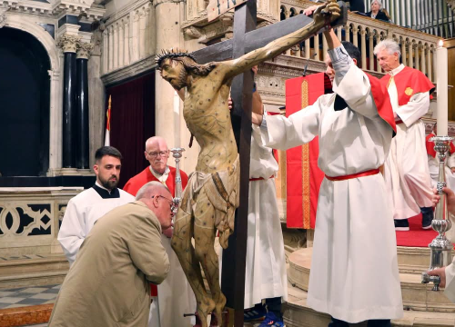 Fotografija 8 - Obredi Velikog petka u Šibeniku: Održana tradicionalna procesija i molitva u katedrali