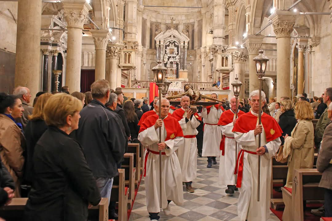 Obredi Velikog petka u Šibeniku: Održana tradicionalna procesija i molitva u katedrali