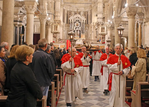 Fotografija 7 - Obredi Velikog petka u Šibeniku: Održana tradicionalna procesija i molitva u katedrali