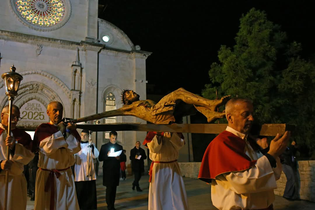 Obredi Velikog petka u Šibeniku: Održana tradicionalna procesija i molitva u katedrali