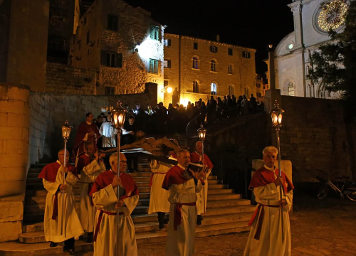 Fotografija 4 - Obredi Velikog petka u Šibeniku: Održana tradicionalna procesija i molitva u katedrali