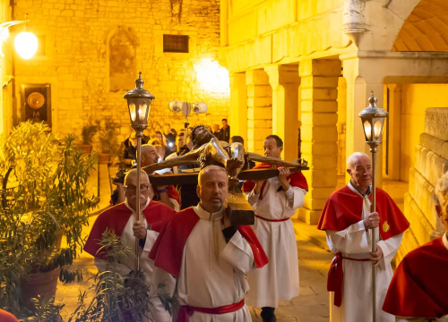 Fotografija 3 - Obredi Velikog petka u Šibeniku: Održana tradicionalna procesija i molitva u katedrali