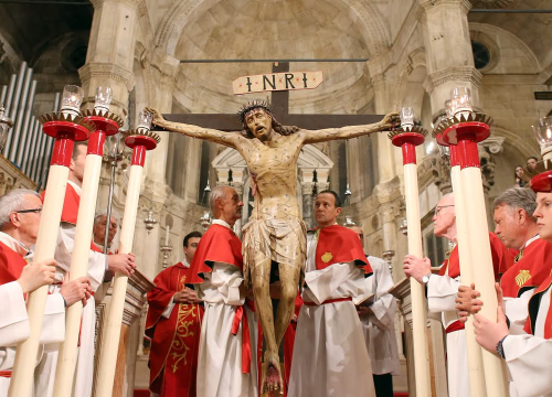 Fotografija 2 - Obredi Velikog petka u Šibeniku: Održana tradicionalna procesija i molitva u katedrali