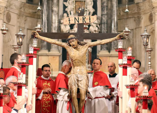 Fotografija 1 - Obredi Velikog petka u Šibeniku: Održana tradicionalna procesija i molitva u katedrali