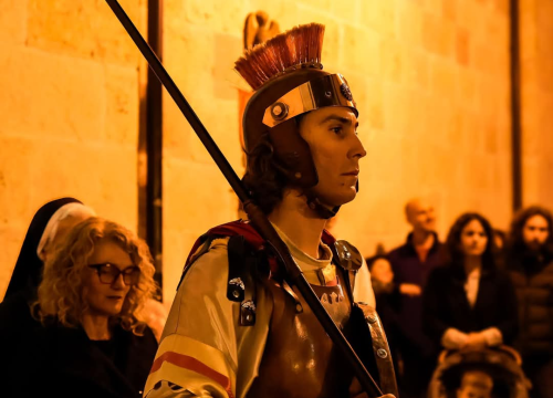 Fotografija 13 - Veliki petak u Vodicama obilježen mirnom procesijom kroz grad
