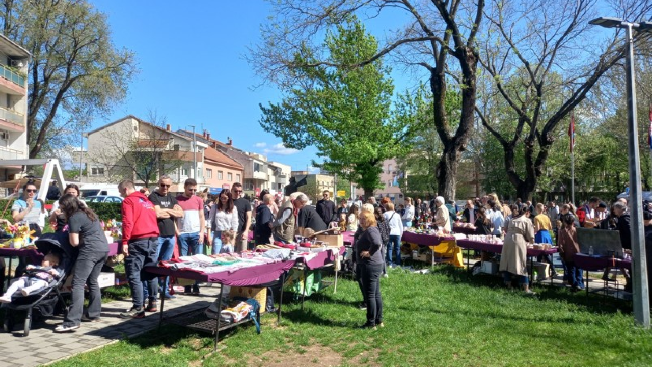 Uskrsni sajam u Kninu okupio brojne posjetitelje uz domaće proizvode, veseli program i pokojeg zeca