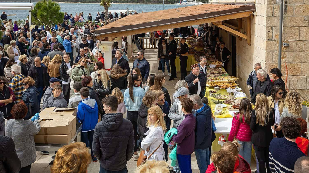 Uskrsni doručak ispod crkvenih skalina ponovno okuplja mještane Rogoznice i goste