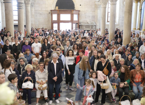Fotografija 4 - Blagoslov hrane u šibenskoj katedrali okupio brojne vjernike
