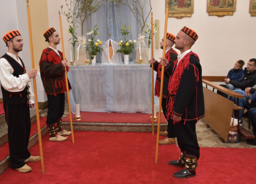 Fotografija 11 - Župljani Marijina Uznesenja i ove godine uprizorili čuvanje Kristova groba