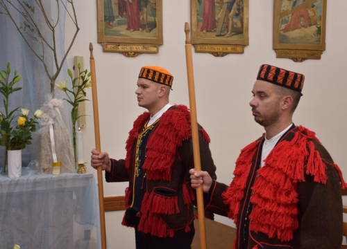 Fotografija 6 - Župljani Marijina Uznesenja i ove godine uprizorili čuvanje Kristova groba