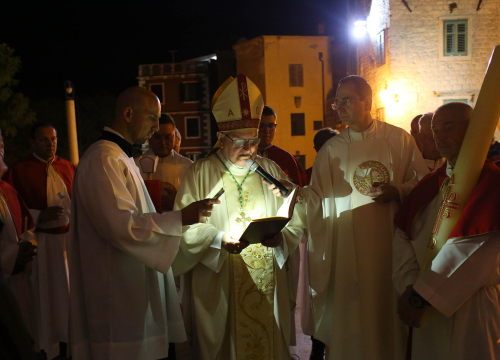 Fotografija 7 - Biskup Rogić predvodio vazmeno bdijenje u katedrali