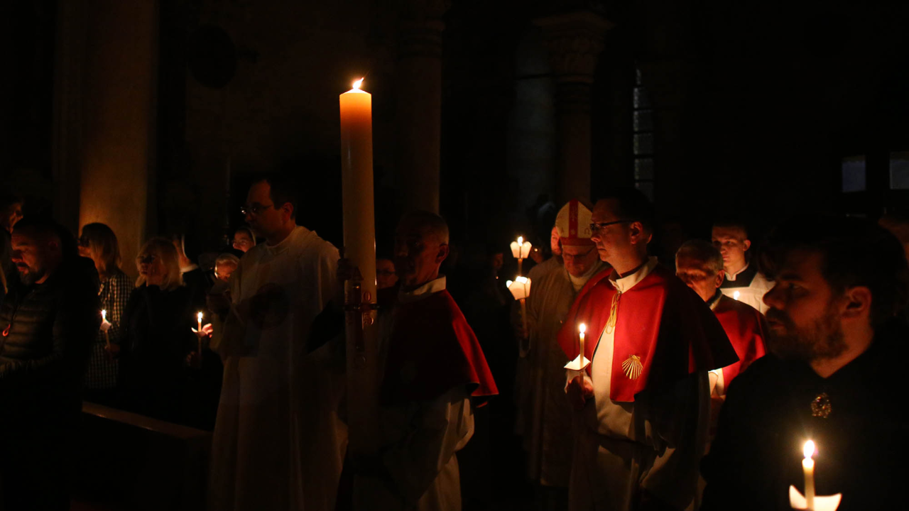Biskup Rogić predvodio sinoćnje vazmeno bdijenje u katedrali