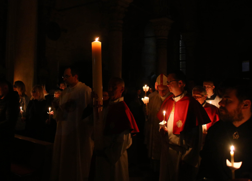 Biskup Rogić predvodio sinoćnje vazmeno bdijenje u katedrali