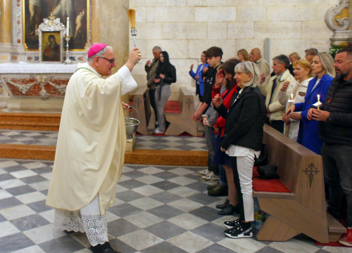 Fotografija 10 - Biskup Rogić predvodio vazmeno bdijenje u katedrali