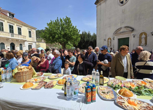 Uskrsni ponedjeljak u Skradinu uz pogače, fritaju i gitaru