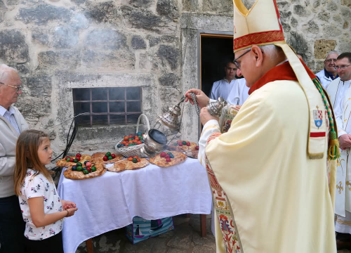 Fotografija 1 - Uskrsno slavlje na Krki okupilo vjernike iz cijele Hrvatske