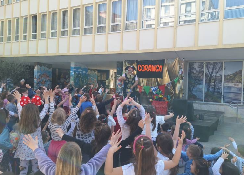 Fotografija 1 - Predstava 'Eko Jeka i čarobna planeta' oduševila šibenske predškolce