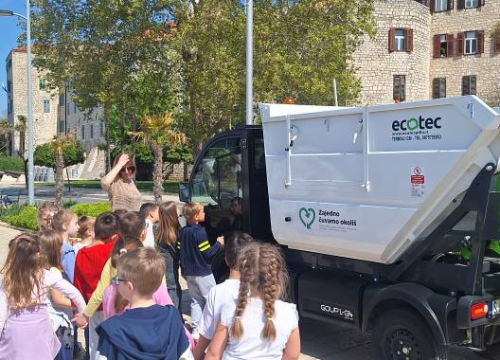 Fotografija 3 - Predstava 'Eko Jeka i čarobna planeta' oduševila šibenske predškolce