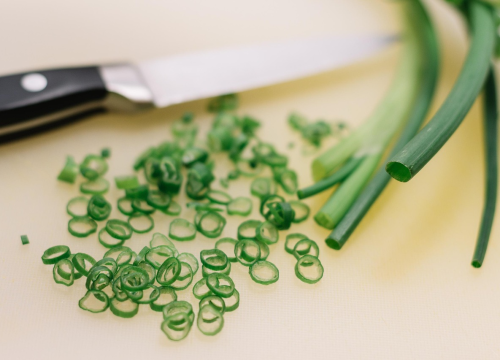 Ako vam je ostalo mladog luka od Uskrsa, napravite jedno od ovih pet jela