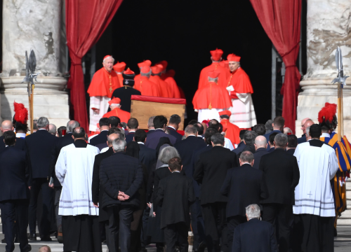 Golem broj ljudi očekuje se drugi dan odavanja počasti papi prije pogreba