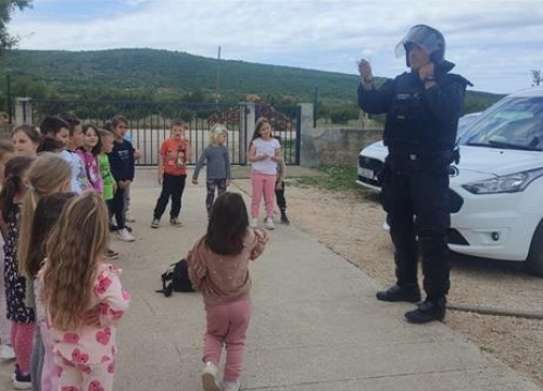 Fotografija 1 - Policijski službenici i njihov pas Tigar posjetili dječji vrtić u Radoniću