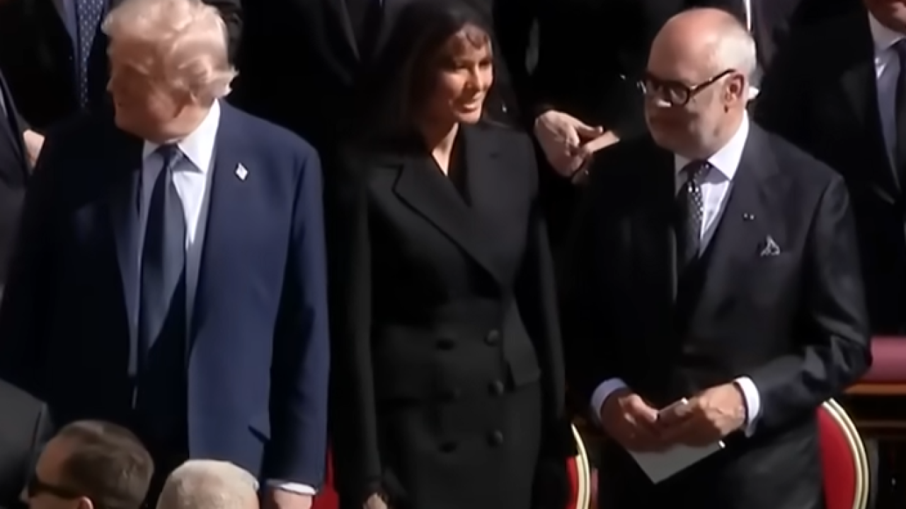 Prva dama misli na sve: Melania spasila Trumpa od sramoćenja na papinom sprovodu