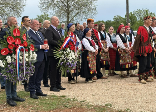 Fotografija 4 - U Mirlović Zagori otkriven spomenik braniteljima