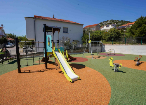 Fotografija 1 - Otvoreno igralište u Jurasima