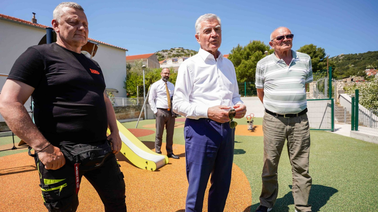 Prije 12 godina tinejdžeri zaželjeli dječje igralište u Jurasima. Danas je otvoreno