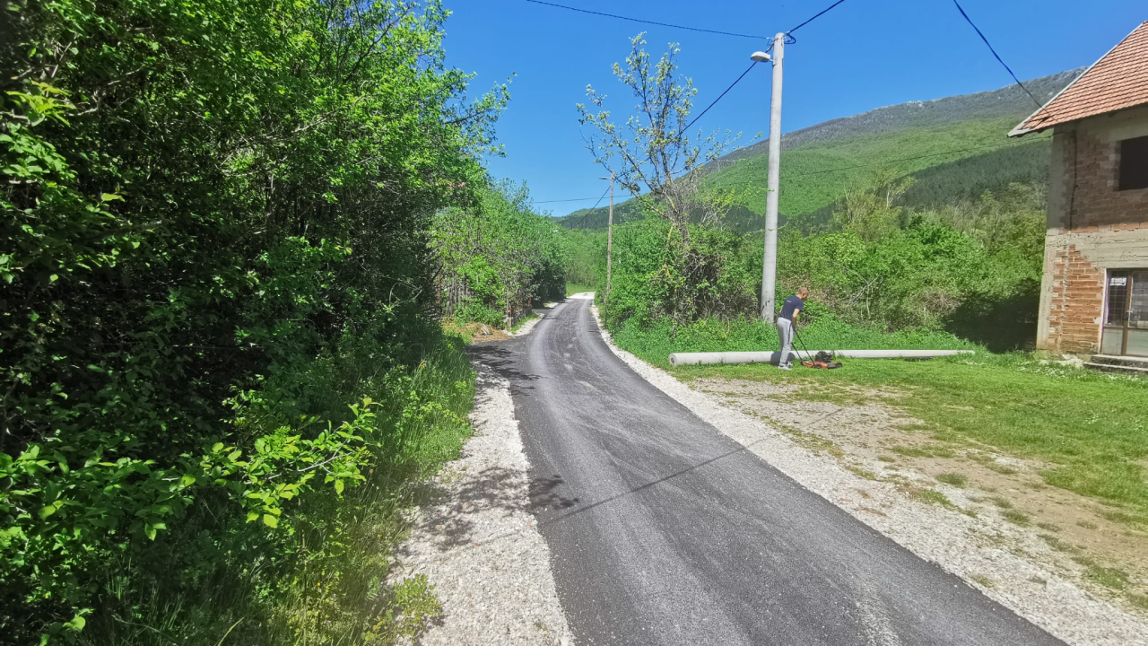 Gradu Kninu odobrena sredstava za asfaltiranje cesta u Golubiću i Strmici