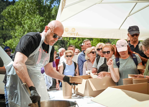 Fotografija 1 - FOTO Uz podjelu fažola obilježen Praznik rada: 'Svim dragim posjetiteljima NP Krka željeli smo danas osigurati ručak'