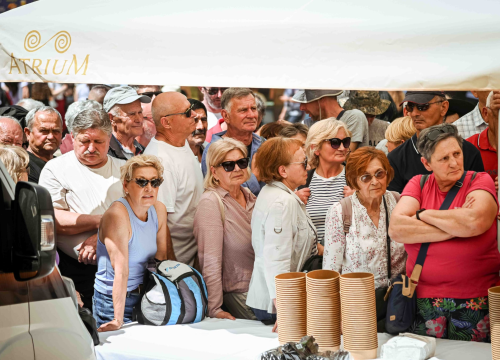 Fotografija 10 - FOTO Uz podjelu fažola obilježen Praznik rada: 'Svim dragim posjetiteljima NP Krka željeli smo danas osigurati ručak'