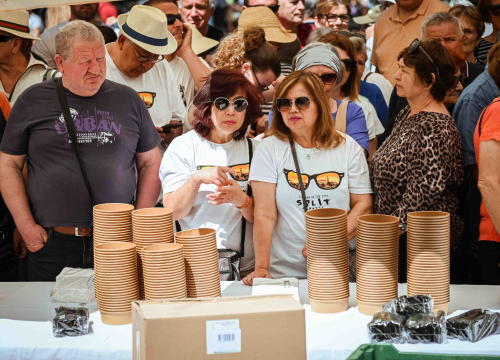Fotografija 11 - FOTO Uz podjelu fažola obilježen Praznik rada: 'Svim dragim posjetiteljima NP Krka željeli smo danas osigurati ručak'