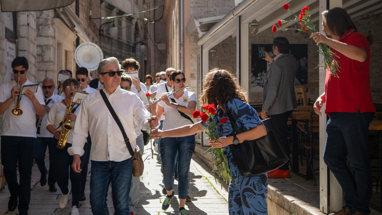Tonči Restović i Maja Šintić podijelili karanfile radnicima i građanima Šibenika