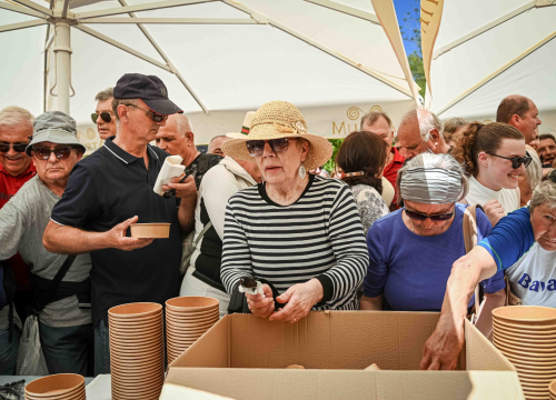 Fotografija 24 - FOTO Uz podjelu fažola obilježen Praznik rada: 'Svim dragim posjetiteljima NP Krka željeli smo danas osigurati ručak'