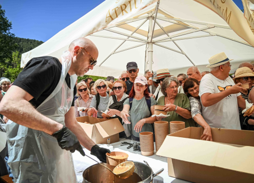 Fotografija 26 - FOTO Uz podjelu fažola obilježen Praznik rada: 'Svim dragim posjetiteljima NP Krka željeli smo danas osigurati ručak'
