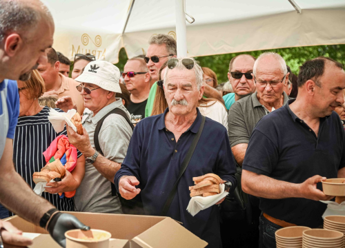 Fotografija 14 - FOTO Uz podjelu fažola obilježen Praznik rada: 'Svim dragim posjetiteljima NP Krka željeli smo danas osigurati ručak'